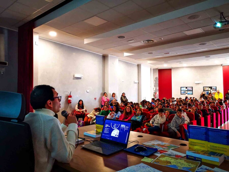 Scuola-media-lesina-tour-libro-ucraina-russia-petruccelli-ilcosmopolitico