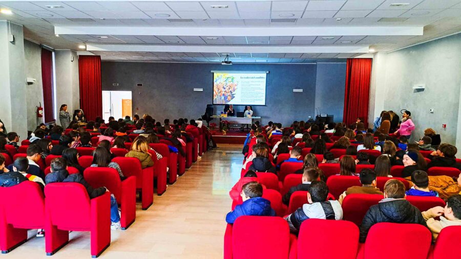 Scuola media-lesina-tour-libro-ucraina-russia-petruccelli-ilcosmopolitico-3