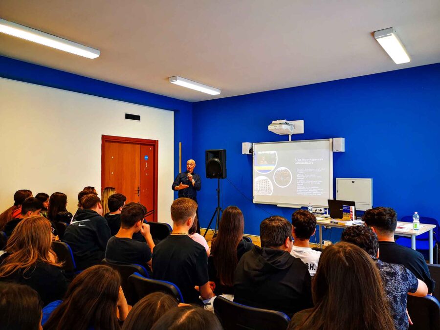 scuola-media-abba-alighieri-palermo-tour-libro-ucraina-russia-petruccelli-ilcosmopolitico-3.jpg
