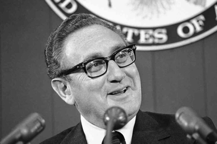Il-Segretario-di-Stato-Henry-Kissinger-parla-al-Dipartimento-di-Stato-Washington-1973-Ph-AnonymousAssociated-Press