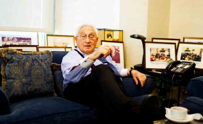 Kissinger-nel-suo-ufficio-di-Park-Avenue-a-New-York-il-10-maggio-2011-Ph-David-HowellsCorbis-via-Getty-Images