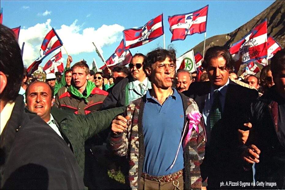 Umberto Bossi, il Senatùr che denunciava “Roma ladrona” e sognava la Padania - il cosmopolitico